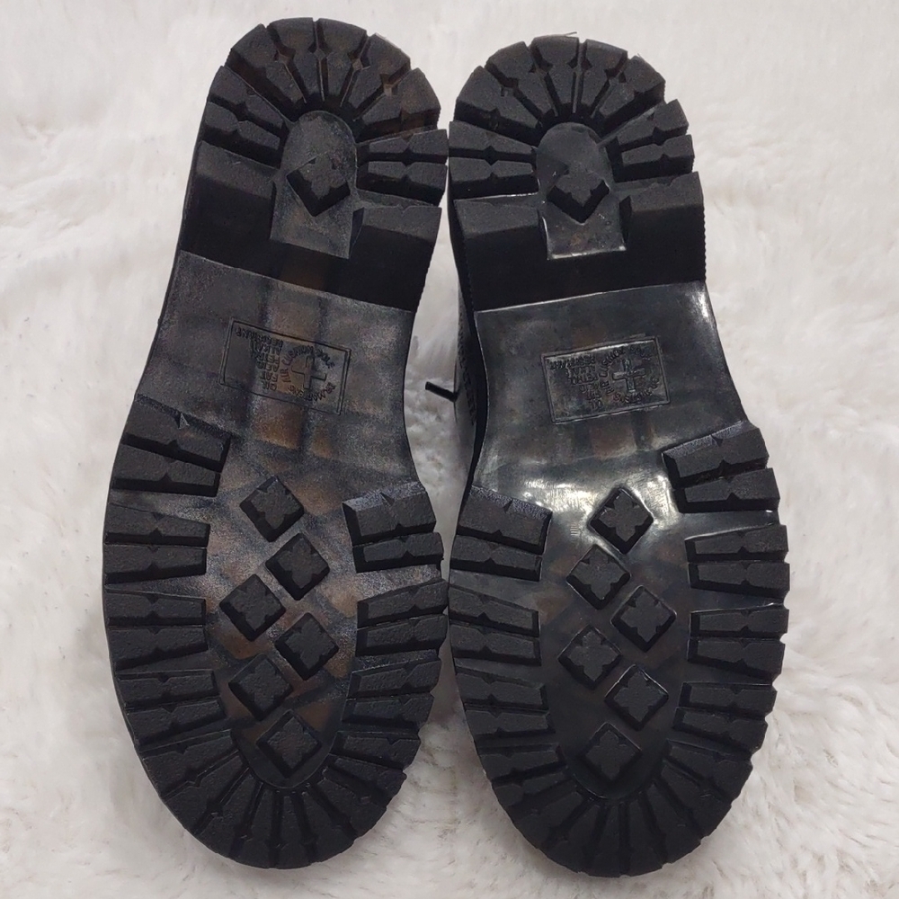 Dr. Martens Black Leather  with Air-Cushioned Sole - Picture 8 of 17
